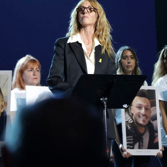 Sandrine Kiberlain lors d'une cérémonie organisée par le Conseil des institutions juives de France (CRIF) en hommage aux victimes des attentats du Hamas du 7 octobre 2023 contre Israël, à l'occasion du premier anniversaire de l'événement, à Paris, le 7 octobre 2024. 

© Jack Tribeca / Bestimage