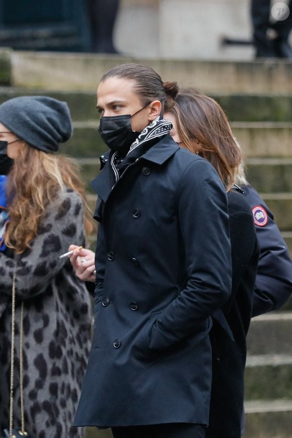Son fils Louis travaille dans la restauration à l'étranger.

Louis, le fils de Alexandre Brasseur et son ex femme Juliette - Sorties - Obsèques de l'acteur Claude Brasseur en l'église Saint-Roch à Paris le 29 décembre 2020. © Agence/Bestimage