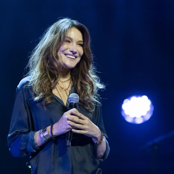 Carla Bruni - Scène du Gala de la Fondation Recherche Alzheimer placée sous le signe de l’émotion et du partage avec un concert unique sur le thème "2 générations chantent pour la 3ème" à l’Olympia à Paris le 17 mars 2025. © Olivier Borde - Bertrand Rindoff/Bestimage