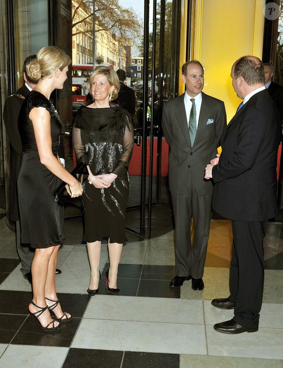 Albert de Monaco, Charlene de Monaco et le duc et la duchesse de Wessex sont des amis de longue date.

Le Prince Albert de Monaco et Charlene Wittstock accueillent le Comte et la Comtesse de Wessex à leur arrivée au Victoria &amp ; Albert Museum au centre de Londres, pour une visite privée de 'Grace Kelly : Icône de style", une exposition sur la vie de la princesse Grace de Monaco, ce soir. Londres, Royaume-Uni, le 15 avril 2010. Photo by John Stillwell/PA Photos/ABACAPRESS.COM