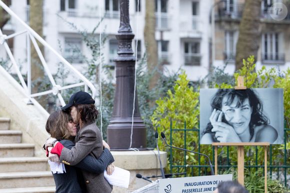 Lou Doillon et Charlotte Gainsbourg lors de l'inauguration de la passerelle Jane Birkin devant les 41-43 quai de Valmy à Paris le 13 décembre 2025.

© Cyril Moreau / Bestimage