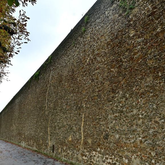 L'ancien président sera "dans un quartier réservé aux personnes vulnérables, le QB4, surnommé à tort "le quartier VIP". Ce sont 18 cellules dans lesquelles on met les gens qu'on ne veut pas mélanger au reste de la détention"

Info - Nicolas Sarkozy bientôt en prison : une cellule réservée au centre pénitentiaire Paris-La Santé pour l'ancien président - Illustration du centre pénitentiaire Paris-La Santé dans le 14ème arrondissement de Paris, France, le 26 septembre 2025. © Christian Liewig/Bestimage