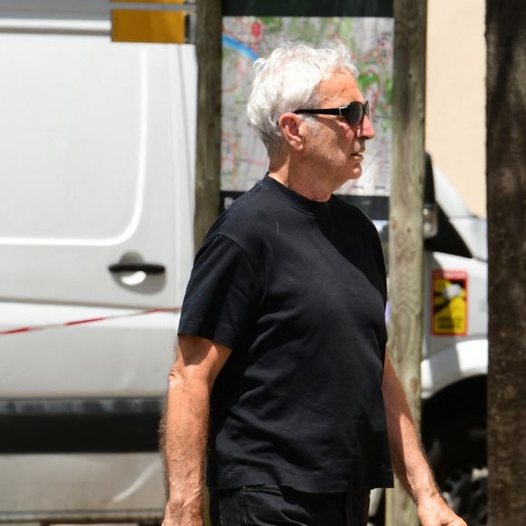 Raymond Domenech aux arrivées des Obsèques de Bernard Lacombe en l'église Saint-Louis de Fontaines-sur-Saône près de Lyon, France, le 25 juin 2025. © Romain Doucelin/Bestimage
