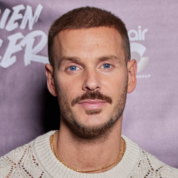 Il s'agit de Matt Pokora, un artiste devenu emblématique.

 Photocall et cocktail de la soirée pour la série documentaire "Ça va bien se passer, Dadju" en exclusivité sur Canal + au Royal Monceau à Paris le 12 septembre 2023. © Cyril Moreau/Bestimage