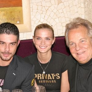 Les mannequins français Sarah Marshall et Alexandre Anthony avec le jetsetter italien Massimo Gargia assistent à la fête d'anniversaire de l'auteur Paul-Loup Sulitzer aux Bains à Paris, France, le 21 octobre 2004. Photo par Benoit Pinguet/ABACA.