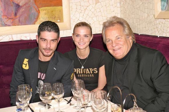 Les mannequins français Sarah Marshall et Alexandre Anthony avec le jetsetter italien Massimo Gargia assistent à la fête d'anniversaire de l'auteur Paul-Loup Sulitzer aux Bains à Paris, France, le 21 octobre 2004. Photo par Benoit Pinguet/ABACA.