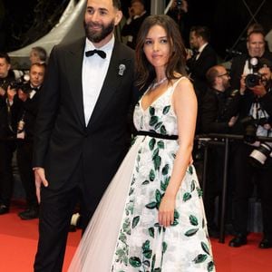 Si le cinéma était à l'honneur, la conversation a rapidement dérivé vers le football, terre de son célèbre époux Karim Benzema.

Karim Benzema et sa compagne Lyna Khoudri à la descente des marches du film " 13 jours 13 nuits " lors du 78ème Festival International du Film de Cannes. Le 23 mai 2025
© Olivier Borde/ Bestimage
