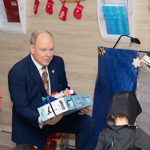Le prince Albert II de Monaco et la princesse Charlène de Monaco assistent au spectacle de Noël à la crèche de la Croix-Rouge Rosine Sanmori et participent à la traditionnelle distribution de cadeaux de Noël à Monaco. Photo par Olivier Huitel / Pool Monaco / Bestimage