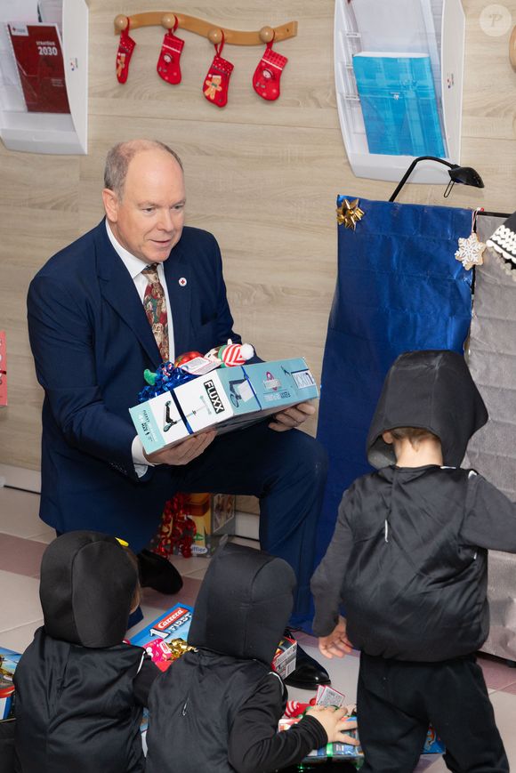 Le prince Albert II de Monaco et la princesse Charlène de Monaco assistent au spectacle de Noël à la crèche de la Croix-Rouge Rosine Sanmori et participent à la traditionnelle distribution de cadeaux de Noël à Monaco. Photo par Olivier Huitel / Pool Monaco / Bestimage