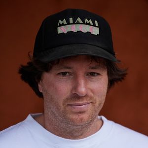 Le magazine "ELLE" a publié une enquête, dans laquelle plusieurs anciennes compagnes de Jean Imbert accusaient le chef, vainqueur de la saison 3 de "Top Chef", de violences physiques et psychologiques. 

Jean Imbert au village lors des Internationaux de France de tennis de Roland Garros, à Paris, France. © Jacovides-Moreau/Bestimage