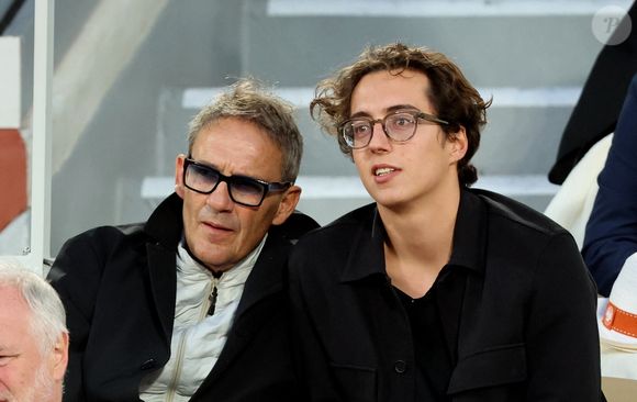 Julien Courbet et son fils Gabin dans les tribunes lors de la session du soir des Internationaux de France de Tennis de Roland Garros 2025, à Paris, France, le 4 juin 2025. © Jacovides-Moreau/Bestimage