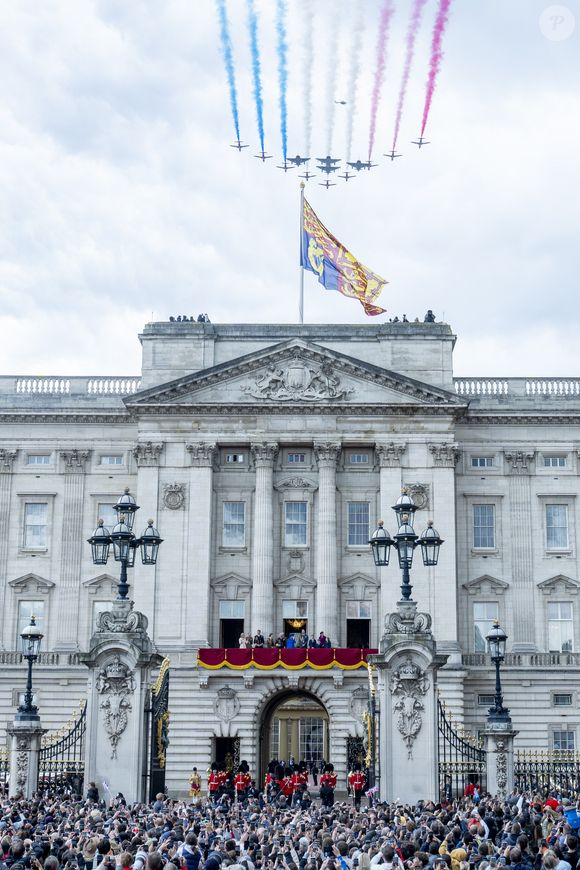 Survol du palais de Buckingham - La famille royale britannique assiste aux célébrations du 80ème anniversaire de la fin de la Seconde guerre mondiale (VE Day) au balcon de Buckingham Palace à Londres, le 5 mai 2025. © GoffPhotos/Bestimage