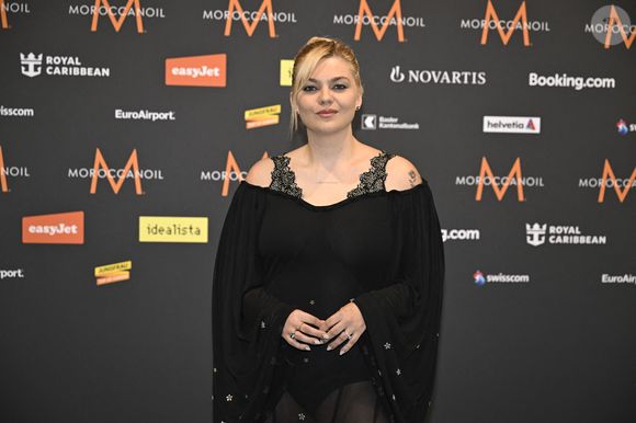 Louane représentant la France sur le "tapis turquoise" avant les demi-finales et la finale de l'Eurovision. Photo : Jessica Gow / TT / Code 10070