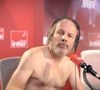 "C'est curieux, mais plus je me suis empâté, moins j'ai eu de complexes. Maintenant, j'expose mon corps avec joie", a ajouté Philippe Katerine.

Philippe Katerine s’est mis tout nu pour sa première chronique sur France Inter le 29 août 2024.

© France Inter via Bestimage
