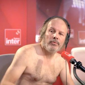 "C'est curieux, mais plus je me suis empâté, moins j'ai eu de complexes. Maintenant, j'expose mon corps avec joie", a ajouté Philippe Katerine.

Philippe Katerine s’est mis tout nu pour sa première chronique sur France Inter le 29 août 2024.

© France Inter via Bestimage