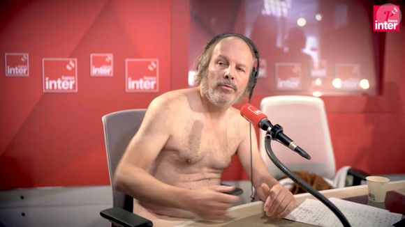 "C'est curieux, mais plus je me suis empâté, moins j'ai eu de complexes. Maintenant, j'expose mon corps avec joie", a ajouté Philippe Katerine.

Philippe Katerine s’est mis tout nu pour sa première chronique sur France Inter le 29 août 2024.

© France Inter via Bestimage