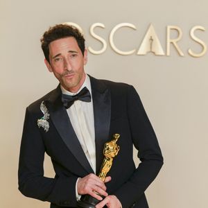 Mais il a également reçu un baiser surprise par une célèbre actrice.

Adrien Brody (Meilleur acteur dans The Brutalist) au photocall des lauréats (pressroom) de la 97ème cérémonie des Oscars à Los Angeles le 2 mars 2025.

Photo : Agence / Bestimage