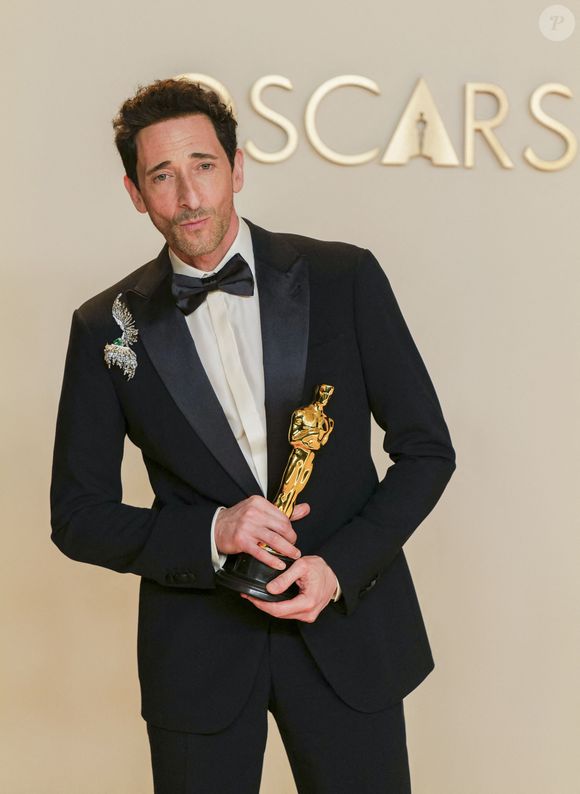 Mais il a également reçu un baiser surprise par une célèbre actrice.

Adrien Brody (Meilleur acteur dans The Brutalist) au photocall des lauréats (pressroom) de la 97ème cérémonie des Oscars à Los Angeles le 2 mars 2025.

Photo : Agence / Bestimage