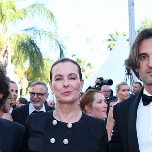 Carole Bouquet avec ses fils Louis Giacobetti et Dimitri Rassam à la montée des marches du film "Megalopolis" lors du 77ème Festival International du Film de Cannes, le 16 mai 2024.

© Rachid Bellak/Bestimage