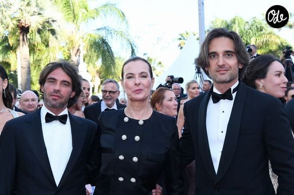 Carole Bouquet avec ses fils Louis Giacobetti et Dimitri Rassam à la montée des marches du film "Megalopolis" lors du 77ème Festival International du Film de Cannes, le 16 mai 2024.

© Rachid Bellak/Bestimage