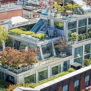 La résidence offre environ 565 m² habitables et plus de 300 m² d’espaces extérieurs.
Thierry Henry, légende du football français, a mis en vente son luxueux penthouse de New York, acheté en 2010 au moment de sa signature aux Red Bulls, contre 25 millions de dollars (22 millions d'euros). Photo par Sotheby's via Bestimage