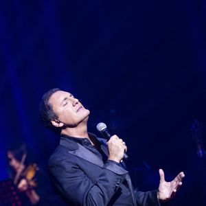 Exclusif - Succès pour le concert de Dany Brillant "Dany Brillant chante Aznavour" au Dôme de Paris - Palais des Sports le 4 février 2022. 
© Cyril Moreau / Bestimage