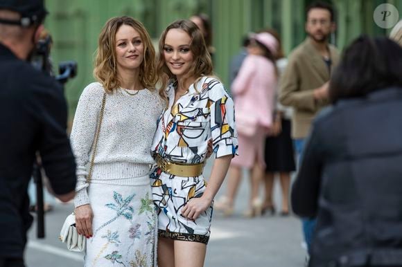 Vanessa Paradis et sa fille Lily-Rose Depp - Les célébrités au photocall du défilé "Chanel Cruise Collection 2020" au Grand Palais. Paris, le 3 mai 2019.
© Olivier Borde/Bestimage