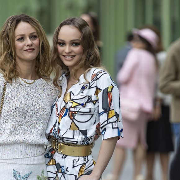 Vanessa Paradis et sa fille Lily-Rose Depp - Les célébrités au photocall du défilé "Chanel Cruise Collection 2020" au Grand Palais. Paris, le 3 mai 2019.
© Olivier Borde/Bestimage