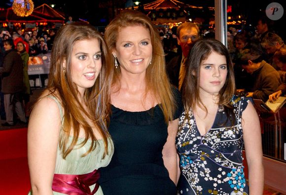 Selon ses propos, elle se serait excusée afin de protéger ses filles.

La duchesse d'York et ses filles Beatrice (G) et Eugenie assistent à la première britannique de 'The Aviator' à Leicester Square, Londres, Royaume-Uni, le 19 décembre 2004.  © Ian West/PA/ABACA