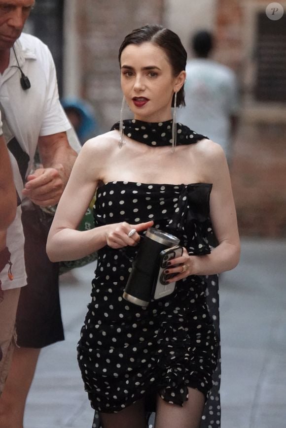 Lily Collins sur le tournage d'Emily à Paris à Venise. © Backgrid UK/ Bestimage