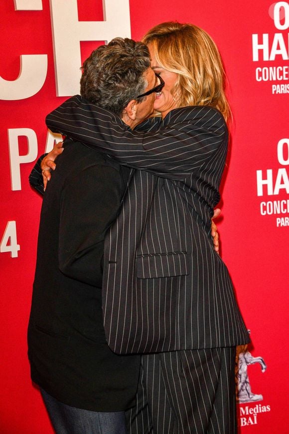 Marc Lavoine et Adriana Karembeu assistent à un photocall pour le Concerto For Peace d'Omar Harfouch au Théâtre des Champs-Elysées le 18 septembre 2024 à Paris.