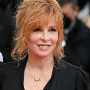 Après avoir écrit et produit les deux premiers albums d'Alizée, Mylène Farmer n'a pas coupé le lien avec la chanteuse.

Mylène Farmer lors de la cérémonie de clôture du 74e Festival de Cannes, à Cannes (France). Photo : Julien Reynaud/APS-Medias/ABACAPRESS.COM