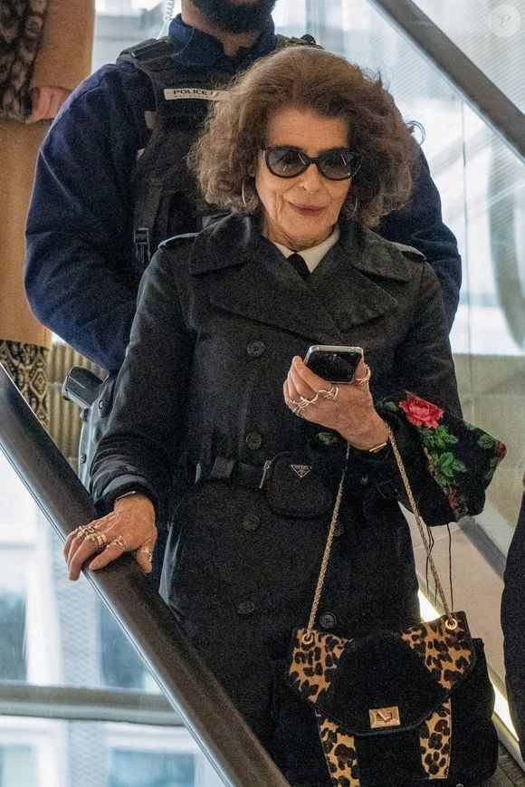 Fanny Ardant quitte le procès de Gérard Depardieu pour agressions sexuelles sur deux femmes lors d'un tournage de film en 2021 au tribunal correctionnel de Paris, France, le 24 mars 2025. © Yehiel Chekroune/Bestimage