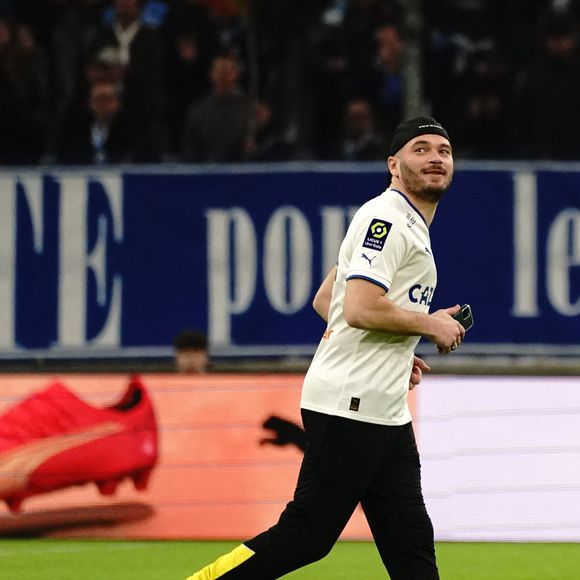 Le rappeur marseillais Jul lors du Match de championnat de Ligue 1 Uber Eats opposant l'Olympique Marseille (OM) au FC Lorient au Stade Vélodrome à Marseille, France, le 14 janvier 2023. © Norbert Scanella/Panoramic/Bestimage