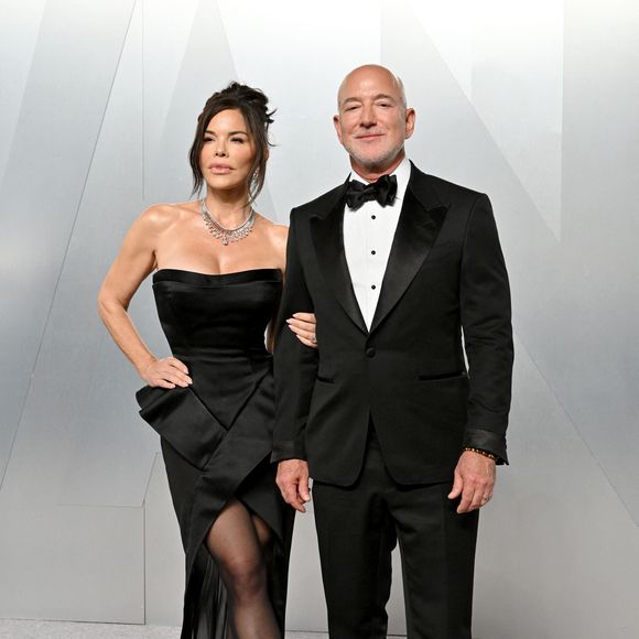 Cette édition est aussi marquée par des polémiques autour de ses invités et sponsors.

Lauren Sánchez et Jeff Bezos à la Soirée des Oscars Vanity Fair le 15 mars 2026 au Musée d'art du comté de Los Angeles, Los Angeles, Californie. Photo par AGENCE / BESTIMAGE