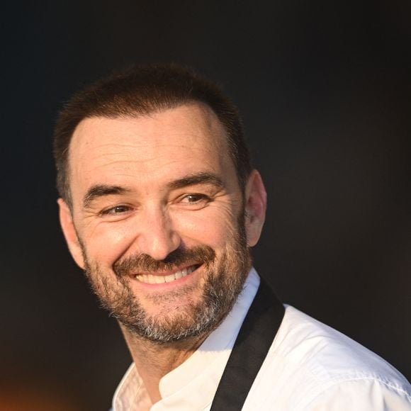 Pour sa part, le chef cuisinier Cyril Lignac fut chargé de confectionner le dîner de gala servi au sein de l'espace VIP

Exclusif - Le chef Cyril Lignac dans l'espace VIP, le Pavillon Eiffel, lors de la 12ème édition Longines Paris Eiffel Jumping au pied de la Tour Eiffel sur le Champ-de-Mars à Paris, France, le 20 juin 2026. © Perusseau-Veeren/Bestimage