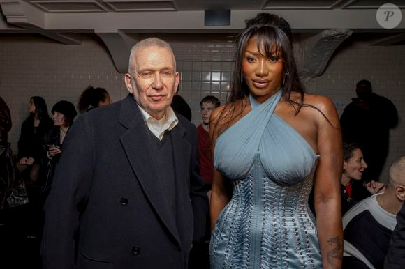 Elle porte une robe Jean Paul Gaultier, créée par celui qui l'a habillée pour le défilé Vogue Aya Nakamura (bijoux Messika) avec Jean-Paul Gaultier au Front Row du défilé Jean-Paul Gaultier chez JPG Collection Haute Couture Printemps/Eté 2025 lors de la Fashion Week de Paris (PFW), France, le 29 janvier 2025. ©Bestimage
