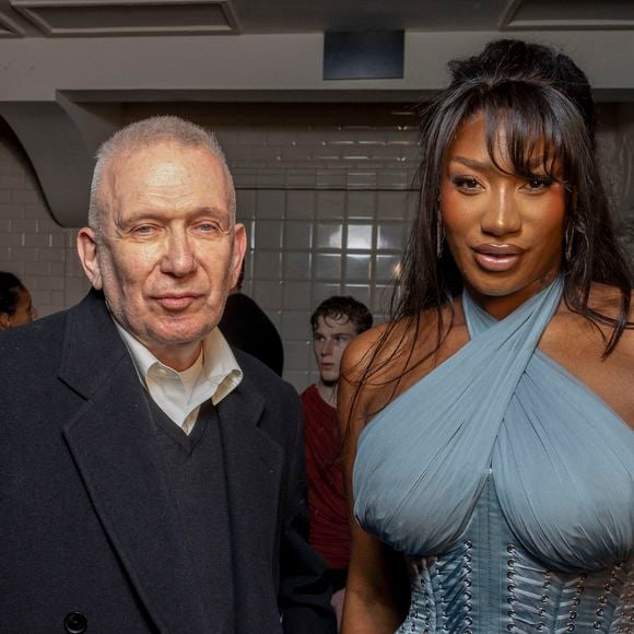 Elle porte une robe Jean Paul Gaultier, créée par celui qui l'a habillée pour le défilé Vogue

Aya Nakamura (bijoux Messika) avec Jean-Paul Gaultier au Front Row du défilé Jean-Paul Gaultier chez JPG Collection Haute Couture Printemps/Eté 2025 lors de la Fashion Week de Paris (PFW), France, le 29 janvier 2025. ©Bestimage