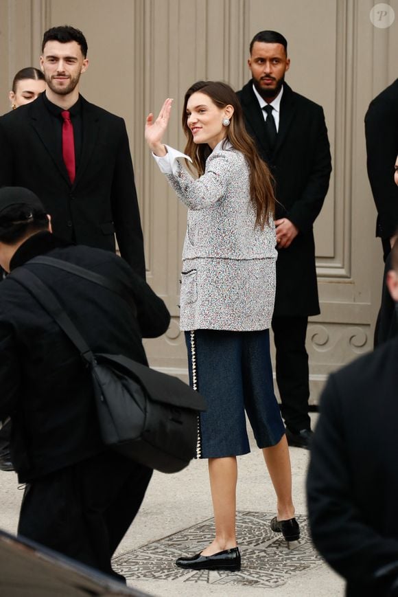 Etant LA chanteuse du moment, Charlotte Cardin a fait fait l'unanimité avec son bermuda qu'elle a accordé avec un haut en tweed ! 

Charlotte Cardin au défilé Chanel "Collection Prêt-à-Porter Automne/Hiver 2025-2026" lors de la Fashion Week de Paris (PFW), le 11 mars 2025

© Clovis / Guignebourg / Bestimage