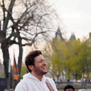Le chanteur Vianney a improvisé un concert sur le parvis de Notre-Dame de Paris le 8 avril 2025. © Jack Bussat / Bestimage
