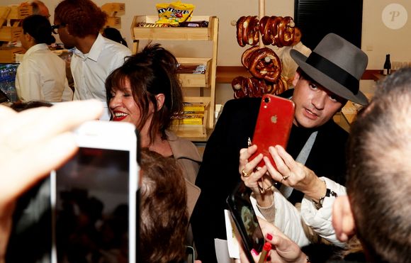Exclusif - Alain-Fabien Delon assailli par les fans à l'entracte lors de la soirée hommage Ciné-concert symphonique "Alain Delon, le dernier Samouraï" au palais des congrès à Paris le 8 novembre 2024 le jour de son anniversaire. Pour cette soirée, le chef d'orchestre Vahan Mardirossian a dirigé l'orchestre symphonique de Douai.
© Jacovides / Moreau / Bestimage