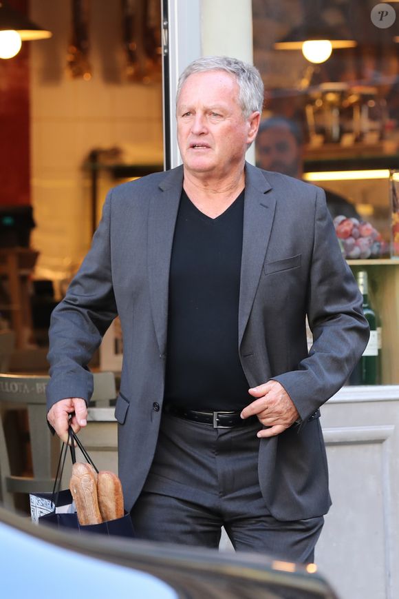 André Boudou, le père de Laeticia Hallyday - Laeticia.Hallyday sort du cabinet de ses nouveaux avocats avec son père et ils marchent avenue Montaigne à Paris le 18 septembre 2019. 
Crédit : Agence /Bestimage
