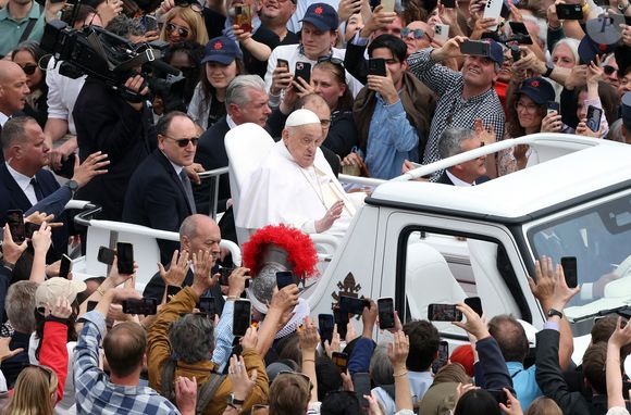 Le pape François salue les fidèles après la bénédiction Urbi et Orbi qui a suivi la messe de Pâques sur la place Saint-Pierre, au Vatican.  Zuma Press / Bestimage