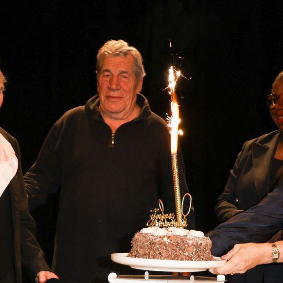 Popeck, Jean-Pierre Castaldi et Véronique Genest - Anniversaire surprise de Popeck à l'occasion de ses 90 ans sur la scène du théâtre de Passy à Paris le 18 mai 2025. © Coadic Guirec/Bestimage