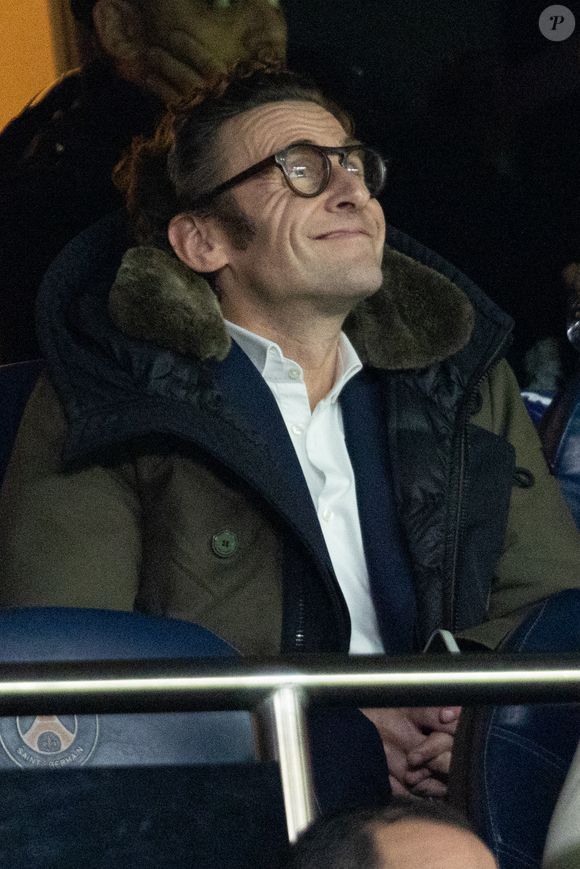 Laurent Macron - Célébrités dans les tribunes du match de Ligue des Champions entre le PSG contre le Bayern de Munich (1-2) au Parc des Princes à Paris le 4 novembre 2025. © Cyril Moreau/Bestimage
