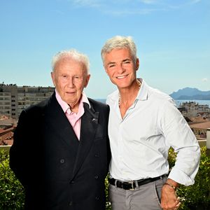 Exclusif - Rendez-vous avec Philippe Bouvard et sa femme Colette à leur domicile à Cannes, France, le 24 août 2022, pour une interview avec Cyril Viguier pour TV5 Monde.

 © Bruno Bebert/Bestimage
