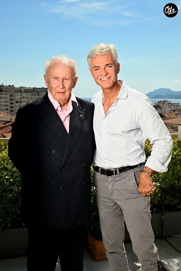 Exclusif - Rendez-vous avec Philippe Bouvard et sa femme Colette à leur domicile à Cannes, France, le 24 août 2022, pour une interview avec Cyril Viguier pour TV5 Monde.

 © Bruno Bebert/Bestimage