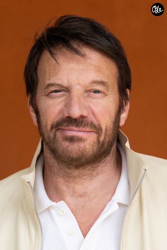 Ce grand passionné d'efforts physiques a longtemps pratiqué des disciplines très exigeantes comme la boxe ou le judo.

Samuel Le Bihan lors des Internationaux de France de Tennis de Roland Garros 2026, à Paris, France, le 7 juin 2026. 

© Jacovides / Moreau / Bestimage