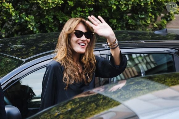 Carla Bruni-Sarkozy arrive au théâtre Dal Verme pour une performance live pendant le festival Worm Up ! Festival le 6 juillet 2024 à Milan, Italie. Photo by Alessandro Bremec/IPA/ABACAPRESS.COM