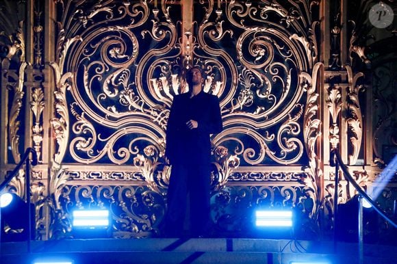 Amir Haddad tourne l'émission "La grande soirée du 31 décembre de Paris" au Petit Palais à Paris, diffusée le 31 décembre sur France 2. © Christophe Clovis / Bestimage